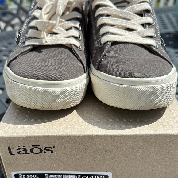 Taos Footwear Z Soul Gray and Cream Casual Sneakers - Picture 8 of 13
